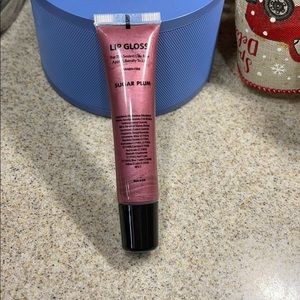 LIP GLOSS.  COLOR SUGAR PLUM.PARABEN FREE